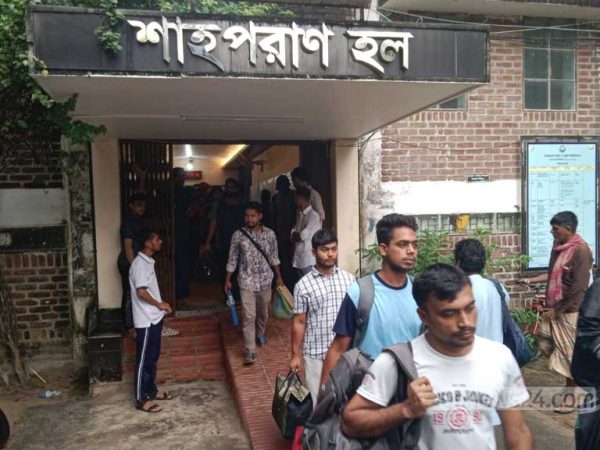 স্থানীয়দের আল্টিমেটামে হল ছাড়লেন শাবির শিক্ষার্থীরা