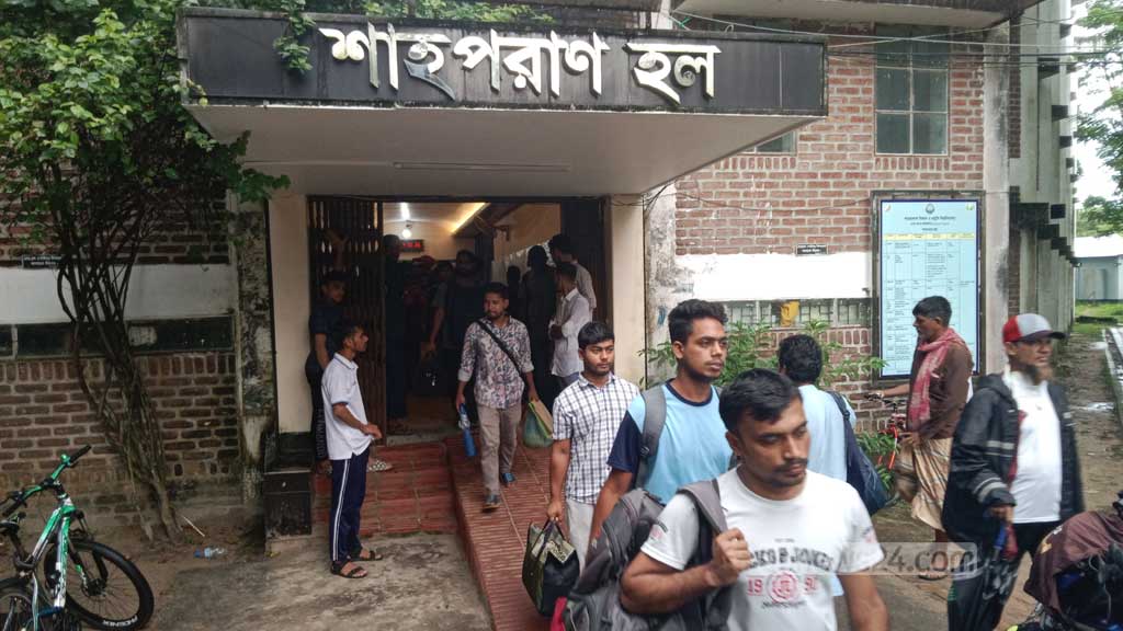 স্থানীয়দের আল্টিমেটামে হল ছাড়লেন শাবির শিক্ষার্থীরা