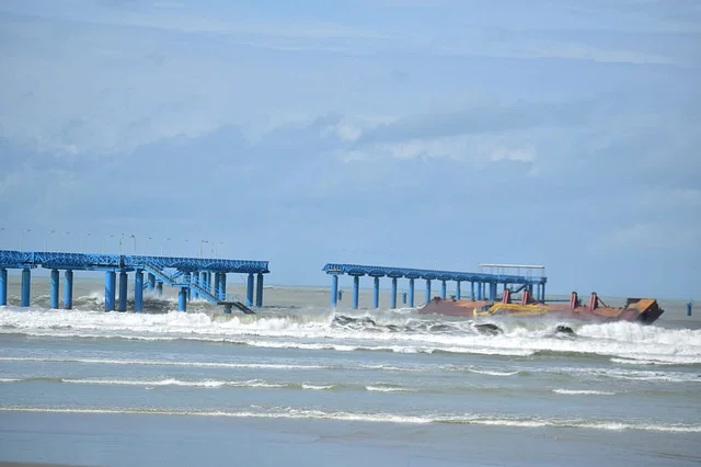 ঘূর্ণিঝড় দানা’র প্রভাবে কক্সবাজারে সাগর উত্তাল, ভেঙে গেছে নৌবাহিনীর জেটি