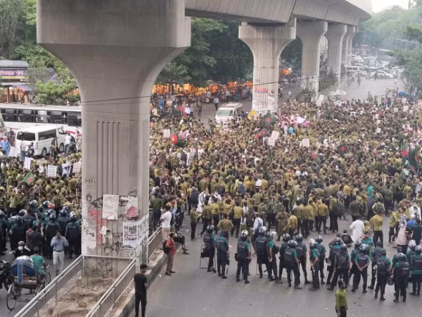 শাহবাগ অবরোধ করল নার্সিং শিক্ষার্থীরা 