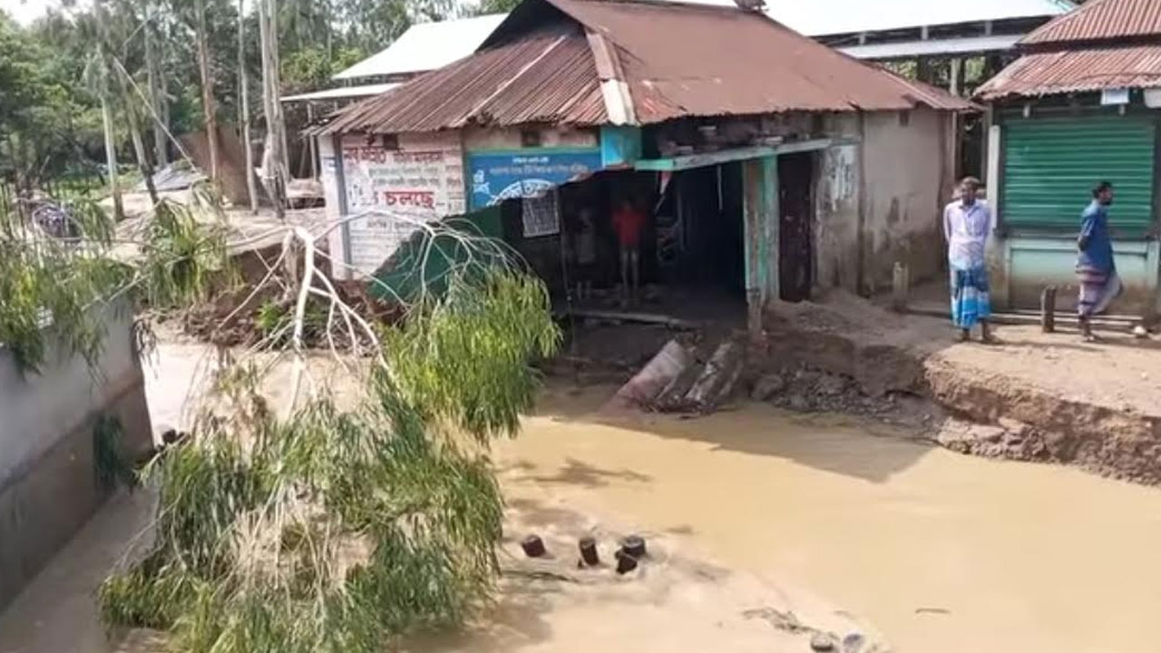শেরপুরে সোমেশ্বরী নদীর বাঁধ ভেঙে কয়েকটি গ্রাম প্লাবিত