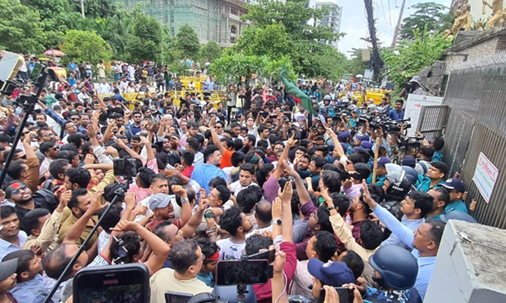 ব্যারিকেড ভেঙে ইসি ভবনের সামনে এনসিপি নেতাকর্মীরা