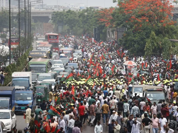 ফুল, ব্যানার আর স্লোগানে খালেদা জিয়াকে শুভেচ্ছা