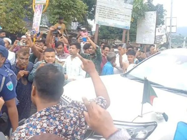 সিলেটে দুই উপদেষ্টার গাড়ি আটকে বিক্ষোভ, যুবদল ও ছাত্রদল নেতাসহ ১৫৯ জনের বিরুদ্ধে মামলা