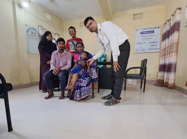 প্রতিবন্ধী শিশু গোপাল সাঁওতালের পাশে দাঁড়াল উপজেলা প্রশাসন