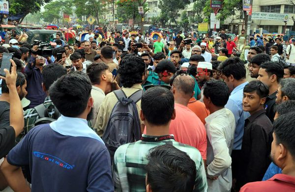 ৫ ঘণ্টায়ও সড়ক ছাড়েননি ইউআইইউ শিক্ষার্থীরা, ‘ঢাকা ব্লকেড’ রোববার ‌
